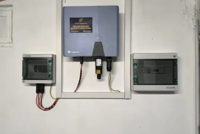 Falra szerelt inverter két védelmi dobozzal, rendezett vezetékezéssel