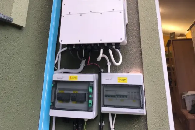 Kültéri szerelés: védelmi dobozok kismegszakítókkal egy inverter alatt